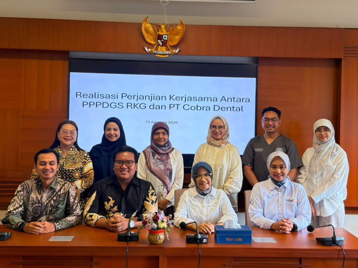 Equipe da Faculdade de Odontologia da Universitas Gadjah Mada (programa de residência em Radiologia Odontológica) e da PT Cobra Dental Indonésia reunida na cerimônia que oficializou, em 10 de agosto de 2026, a parceria que leva o tomógrafo Eagle Edge 3D da Alliage à universidade