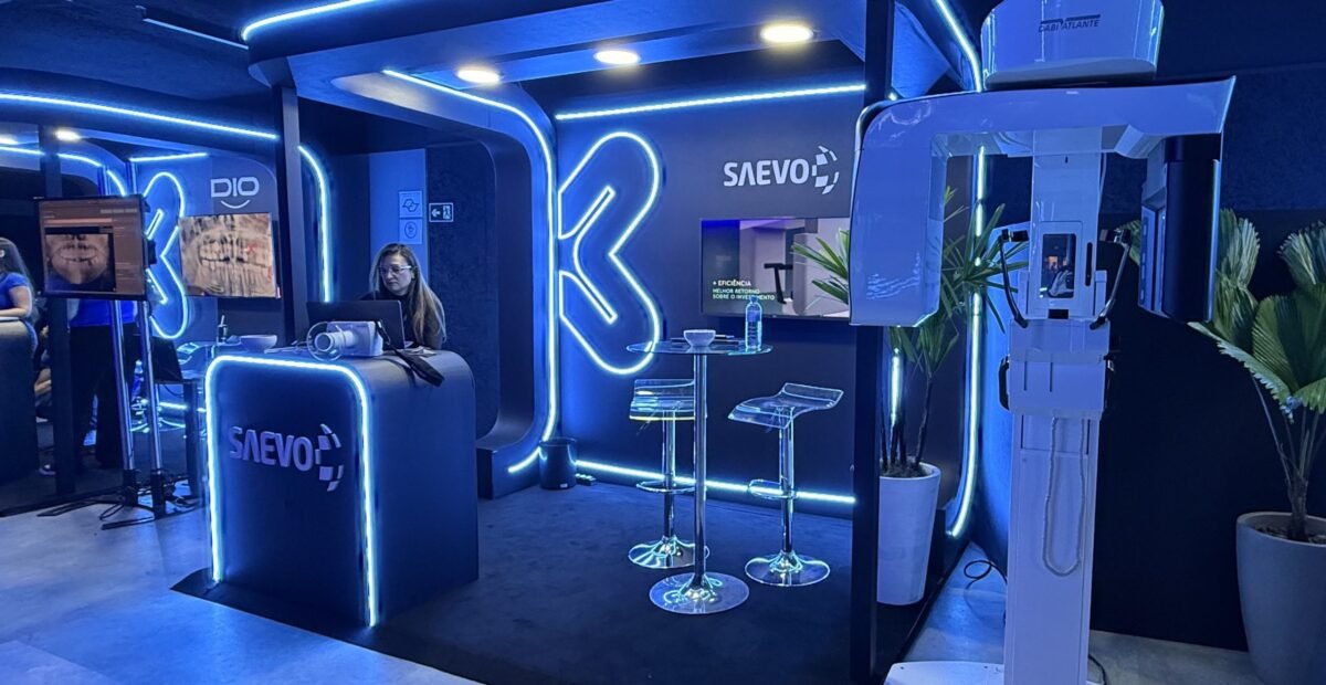 Estande da Saevo/Alliage no Dental Business Experience 2026, em São Paulo, com equipamentos de raio-X e diagnóstico digital odontológico em exposição